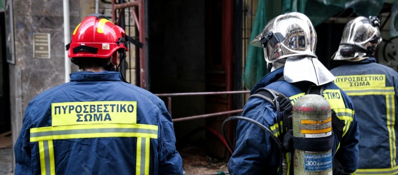 Φωτιά σε ταράτσα πολυκατοικίας στο κέντρο της Αθήνας